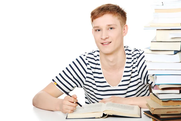Adolescente chico aprendizaje en el escritorio — Foto de Stock