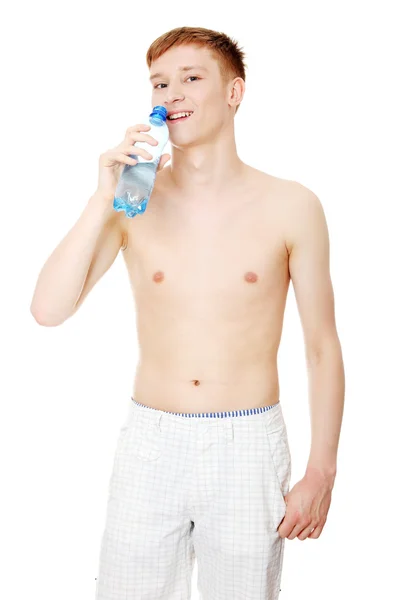 Jovem do sexo masculino água potável — Fotografia de Stock