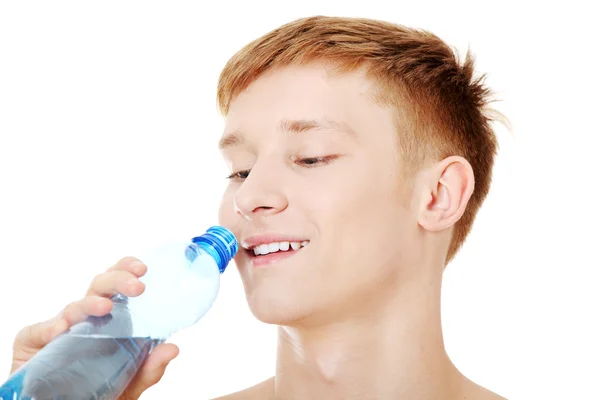年轻男性饮用水 — 图库照片