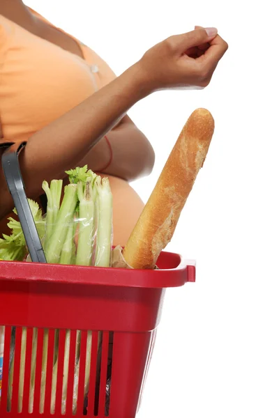 Mulher grávida com cesta de compras — Fotografia de Stock