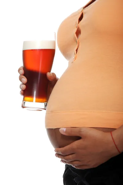 Mujer embarazada sosteniendo un vaso lleno de alcohol — Foto de Stock