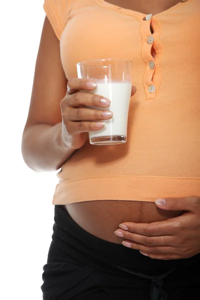Pancia incinta con bicchiere di latte — Foto Stock