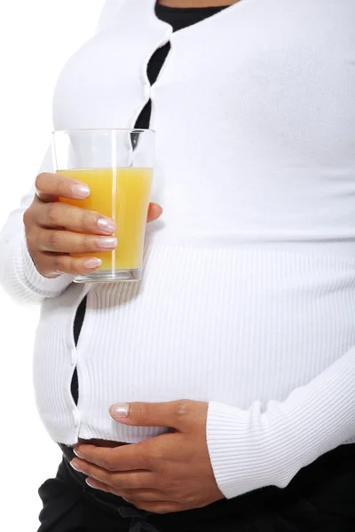 Terhes nő gazdaság egy pohár narancslé — Stock Fotó