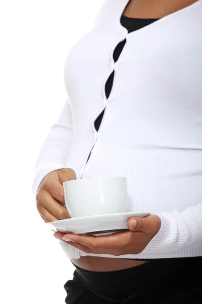 Femme enceinte tenant une tasse de café — Photo