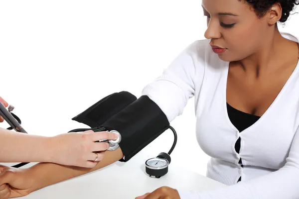 Врач проверяет кровяное давление беременной женщины . — стоковое фото