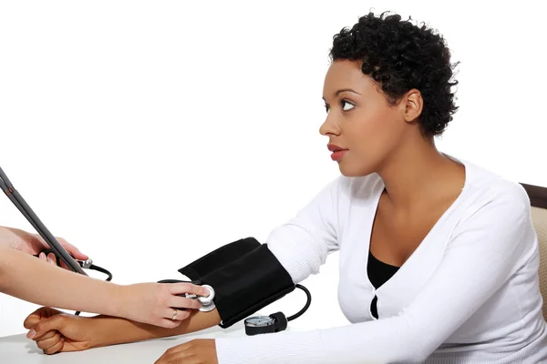 Arzt überprüft Blutdruck schwangerer Frau. — Stockfoto