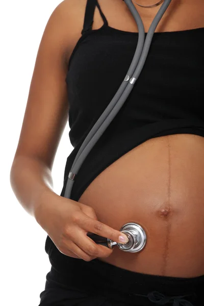 Беременная женщина со стетоскопом — стоковое фото