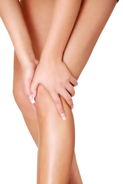 Jovem mulher heaving perna lesão — Fotografia de Stock