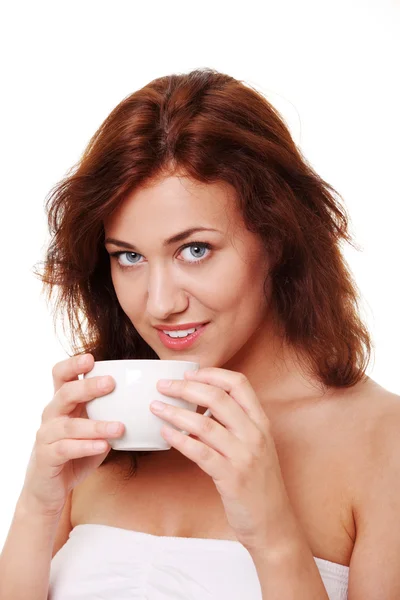 Mujer joven está tomando su té / café — Foto de Stock