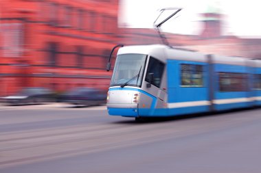 Modern mavi tramvay binici hızlı üzerinde raylar, wroclaw, Polonya
