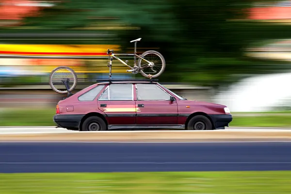 Samochód i rower — Zdjęcie stockowe