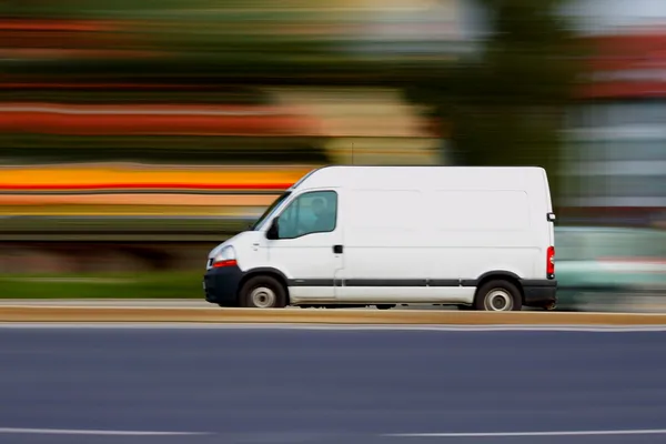 Скоростной белый фургон — стоковое фото