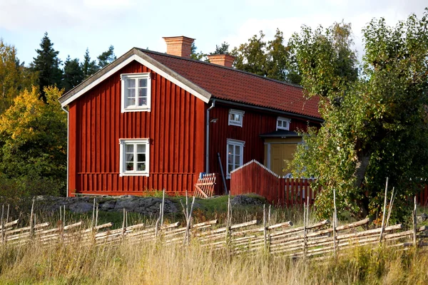 Casa de madeira escandinava — Fotografia de Stock