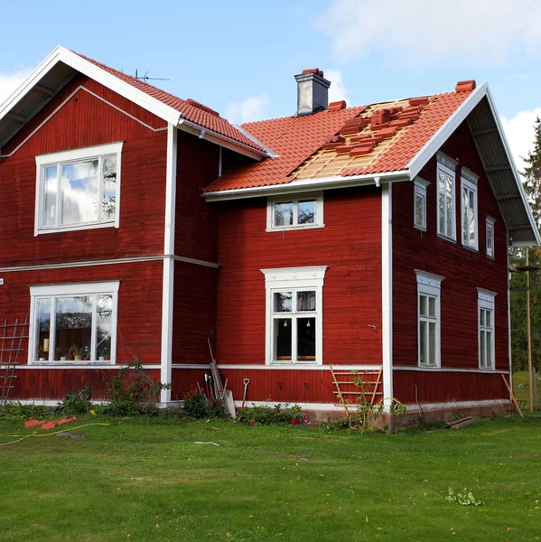 Casa de madeira escandinava — Fotografia de Stock