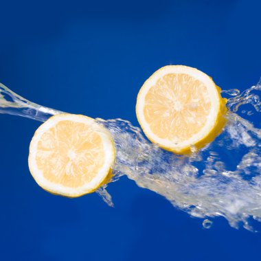 iki yarım limon su sıçramalarına