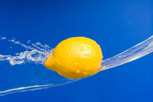 Stock image Fresh lemon in the splashes of water