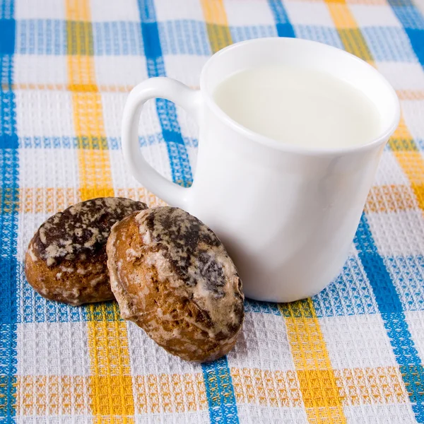 Milch und Schokoladenkuchen — Stockfoto