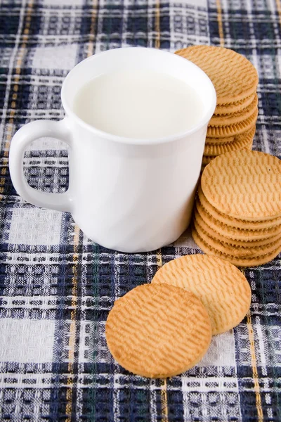 Leite e biscoitos — Fotografia de Stock