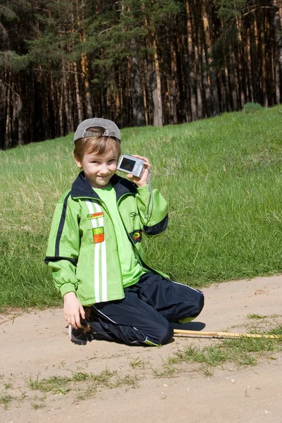 Anak laki-laki mengambil gambar dan bermain dengan kamera — Stok Foto