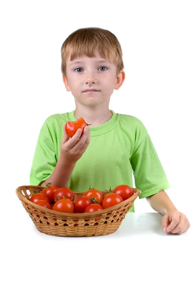 Мальчик с помидорами — стоковое фото
