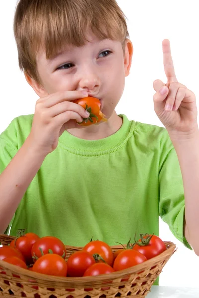 Niño con tomates — Foto de Stock