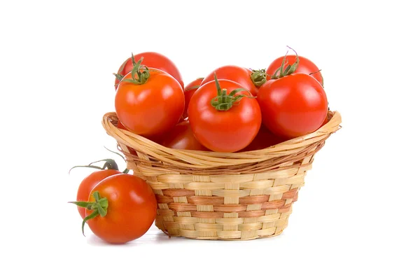 Dojrzałe pomidory w wiklinowym koszu — Zdjęcie stockowe