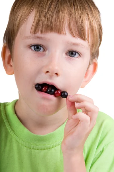 Chlapec jíst bobule — Stock fotografie
