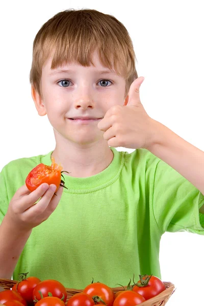 Junge mit Tomaten — Stockfoto