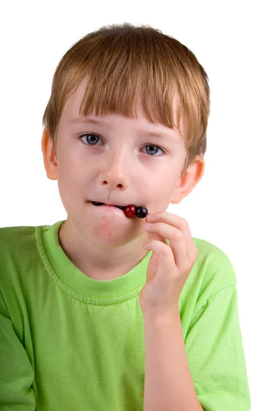 男孩吃浆果 — 图库照片