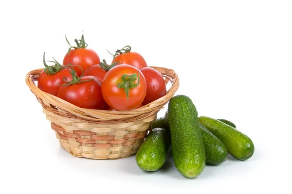Dojrzałe warzywa w wiklinowym koszu — Zdjęcie stockowe
