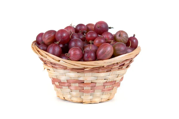 Свіжі ягоди в плетеному кошику — стокове фото