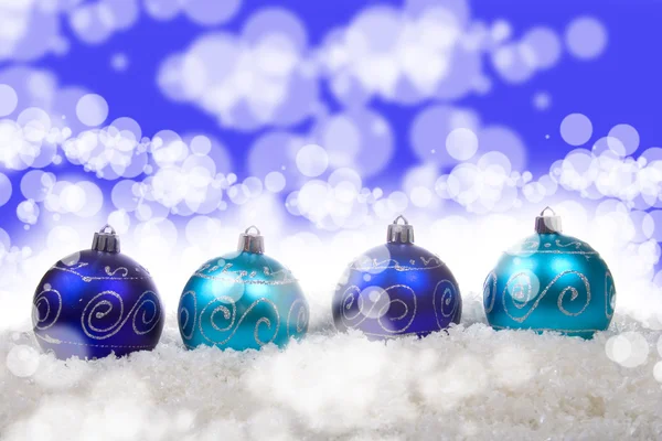 Modrý vánoční koule se sněhem — Stock fotografie