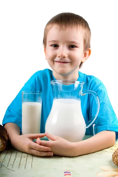 Niño con leche —  Fotos de Stock