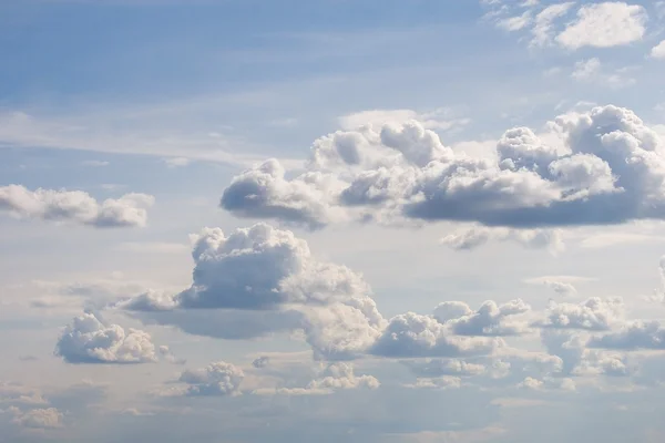Красивый пейзаж с голубым небом и белыми облаками — стоковое фото