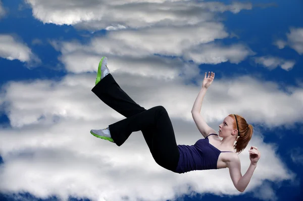 Женщина, падающая с неба — стоковое фото