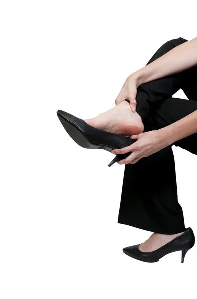 Hermosa mujer poniéndose sus zapatos — Foto de Stock