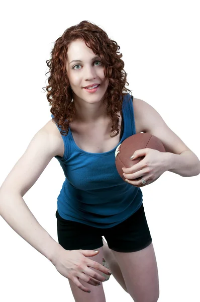 Женщина играет в футбол — стоковое фото