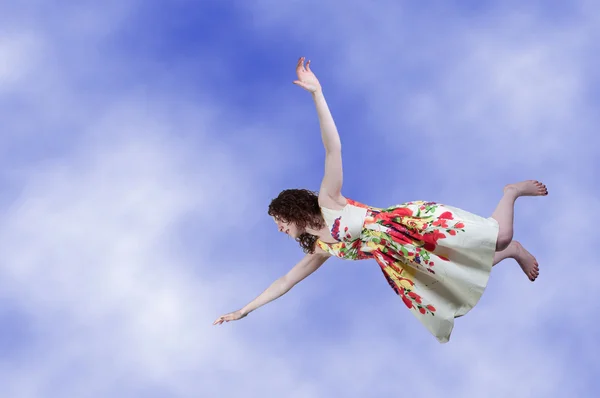 Mulher caindo através do céu — Fotografia de Stock