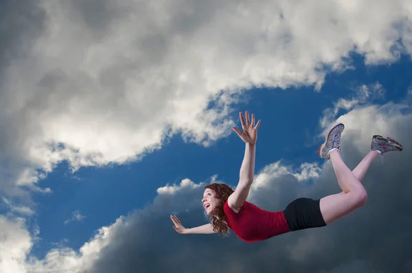 Женщина, падающая с неба — стоковое фото