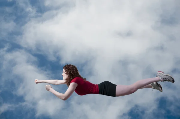 Женщина, летающая по небу — стоковое фото