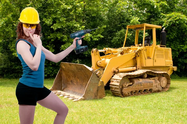 Mulher em pé junto ao bulldozer — Fotografia de Stock