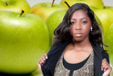 Afrikalı-Amerikalı genç ve granny smith elma