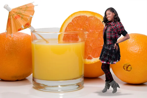 Svart tonåring med apelsinjuice — Stockfoto