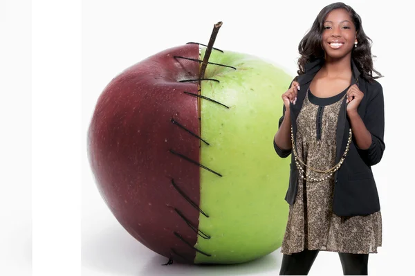 Zwarte tiener meisje en een gestikte appel — Stockfoto