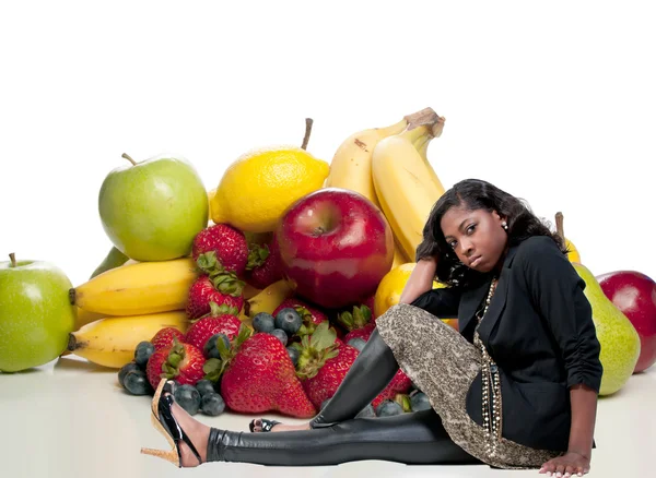 Femme assise avec des fruits assortis — Photo