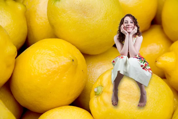 Женщина сидит на лимонах — стоковое фото