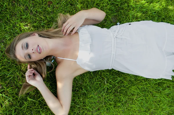 Piękna kobieta w trawie — Zdjęcie stockowe