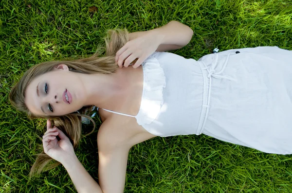 Mooie vrouw in gras — Stockfoto