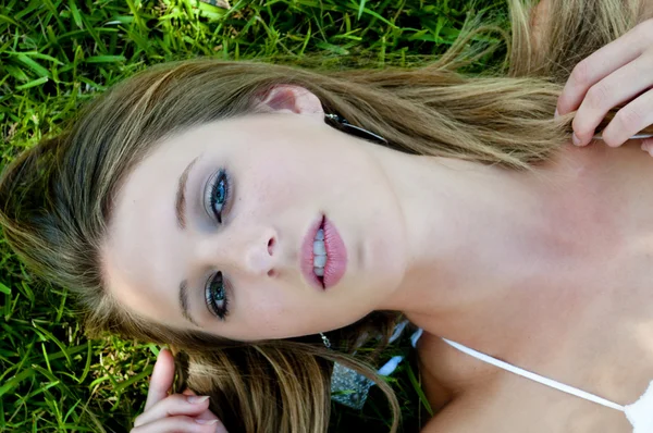 잔디에 아름 다운 여자 — 스톡 사진