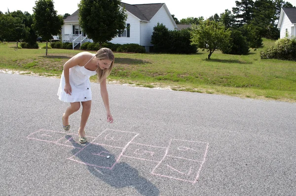 Mujer jugando hopscotch — Foto de Stock